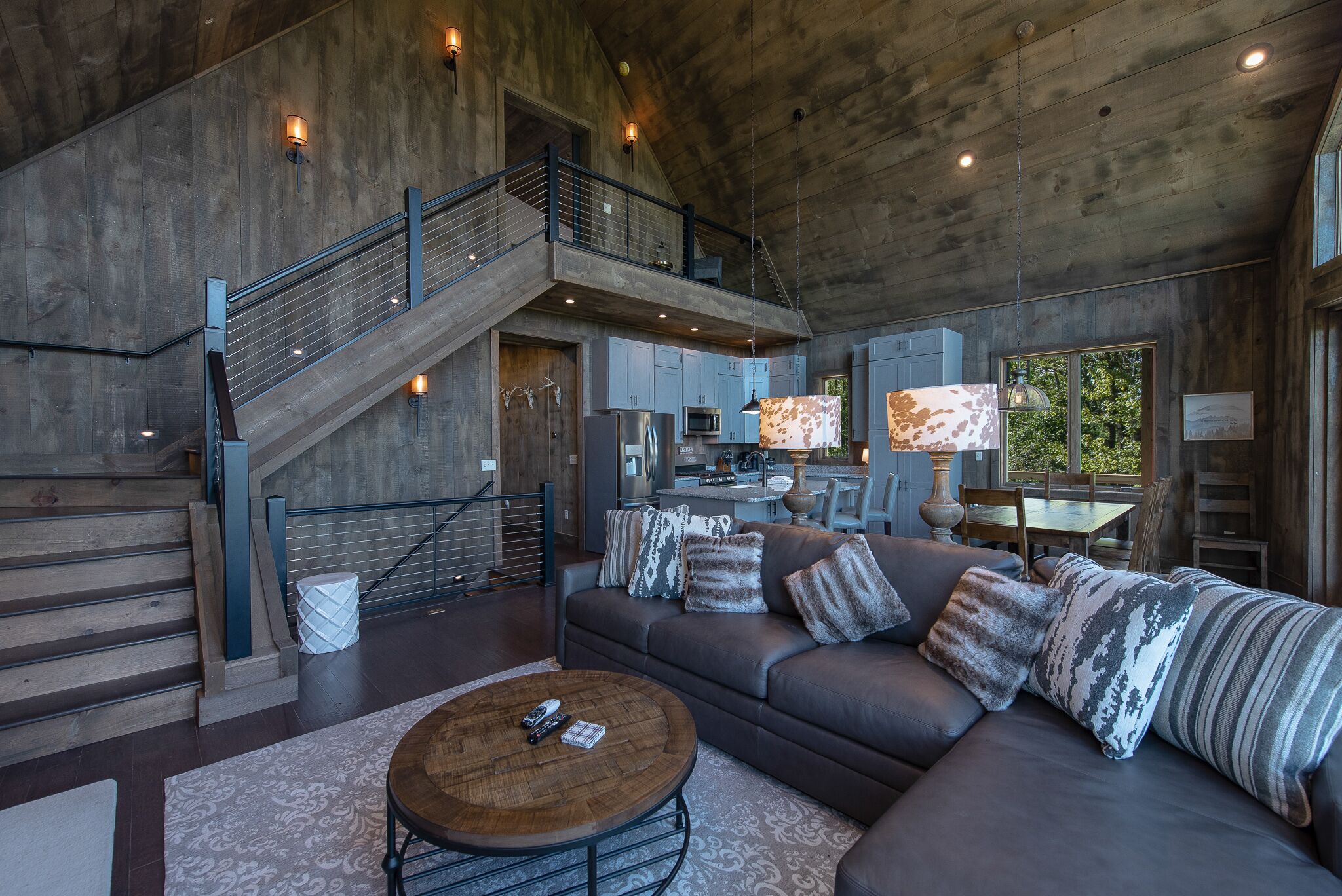 Chateau du Lac: Lake Area, Hot Tub, Pool Table, Fire Pit!