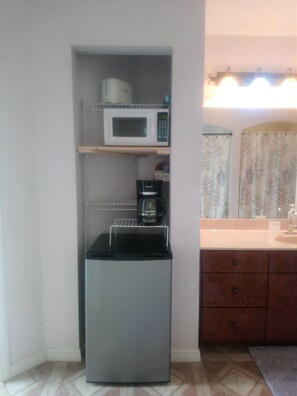 Frigorifero, microonde, macchina per tè/caffè, tostapane