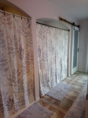 Vasca, asciugacapelli, asciugamani, sapone