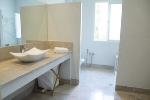 Luxury Villa, 3 Bedrooms | Bathroom | Separate tub and shower, rainfall showerhead, hair dryer, towels - Villa Malaga (Carthage)