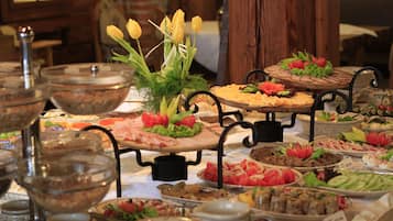 Free daily buffet breakfast