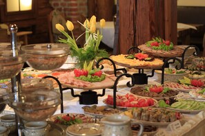Free daily buffet breakfast
