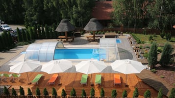 Een binnenzwembad, een seizoensgebonden buitenzwembad