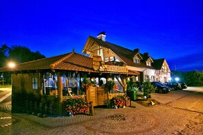 Front of property – evening/night - Hotel Osada Karbówko Wellness & Spa (gmina Ciechocin)