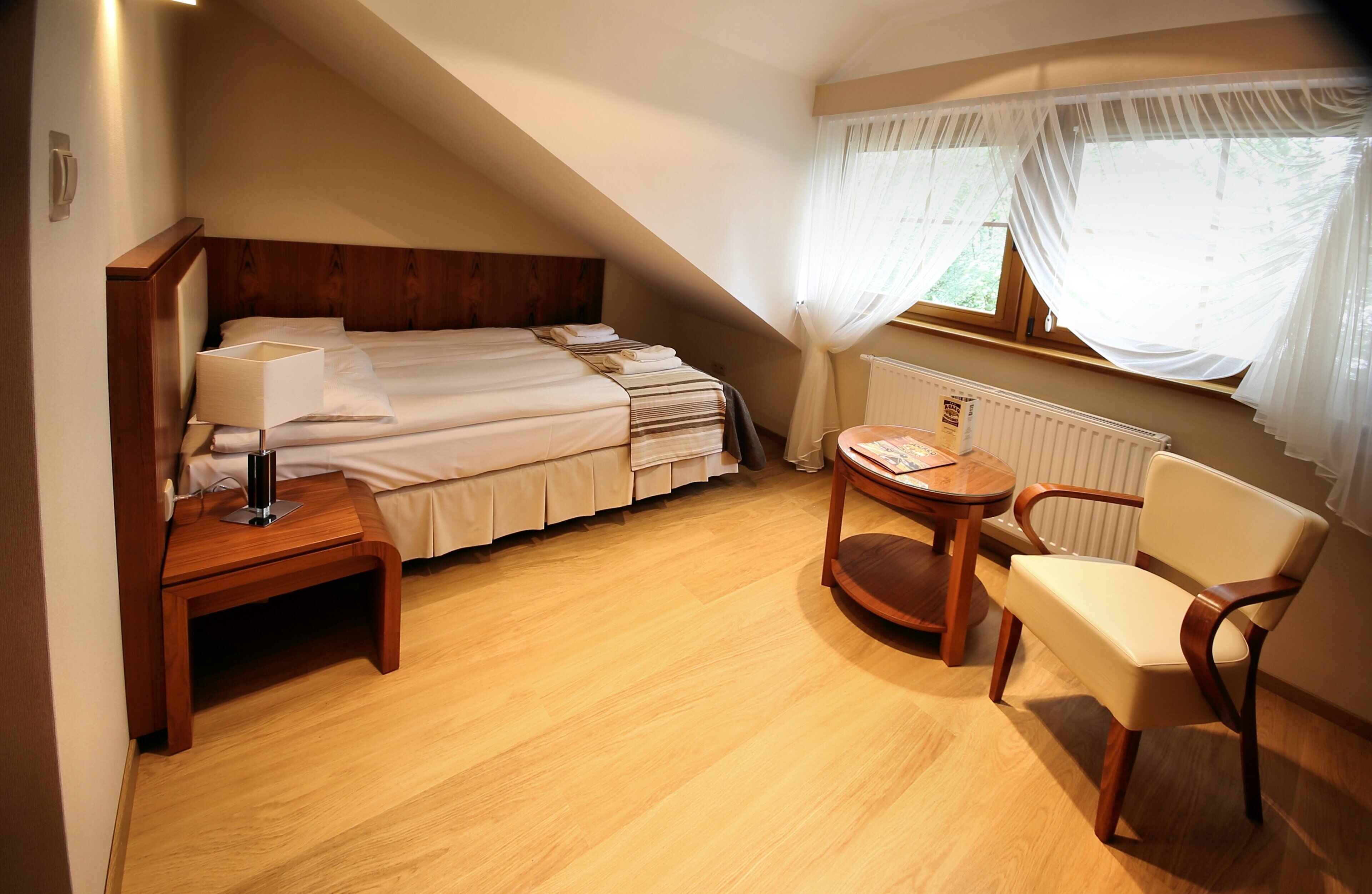 Desk, free WiFi, bed sheets