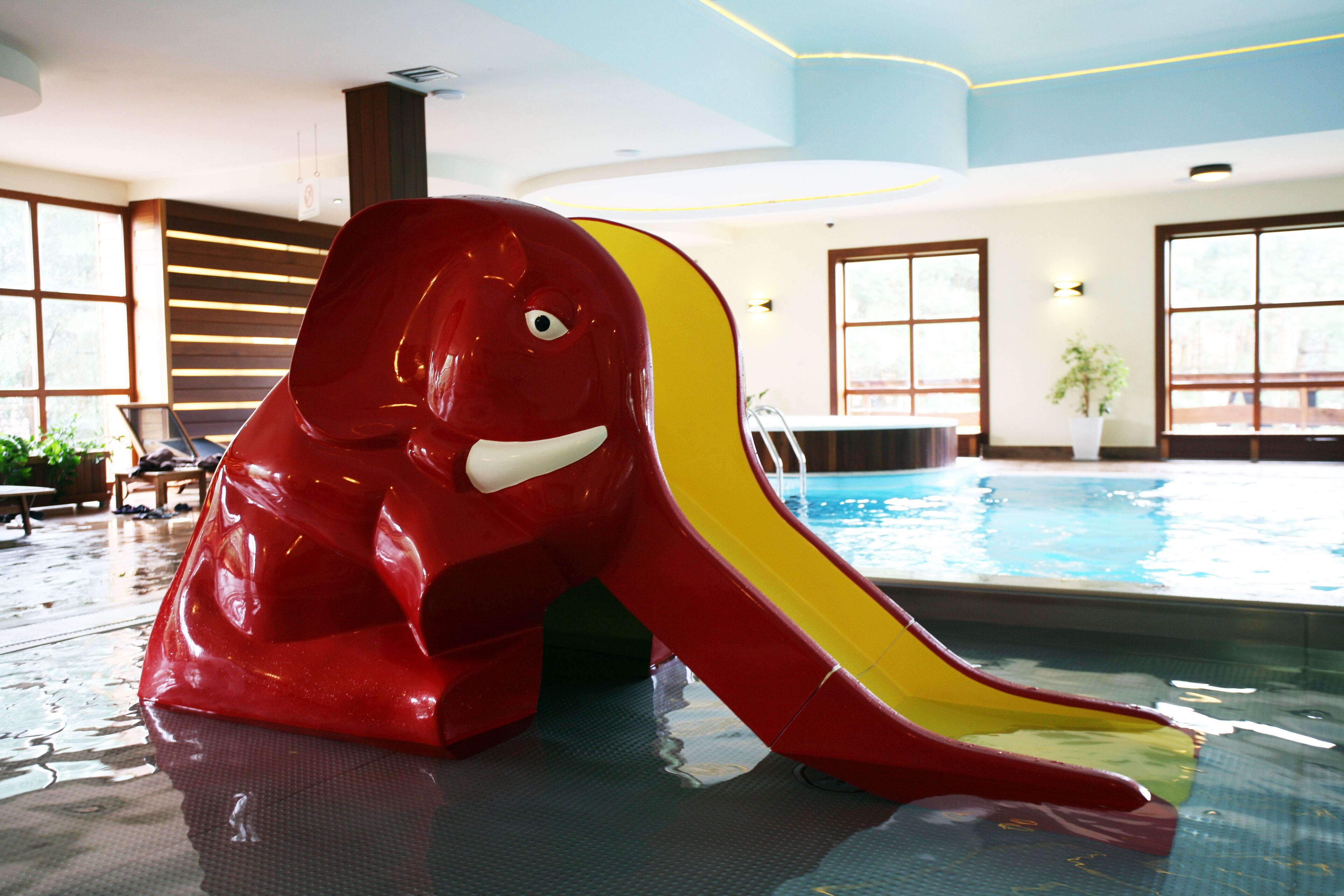 室內游泳池和季節性室外游泳池，開放時間為 09:00 至 21:00，提供日光浴躺椅