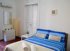 Economy Double Room, Shared Bathroom | Individually decorated, individually furnished - Hostel Via Zara (Palermo)
