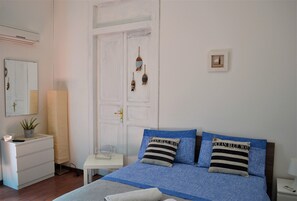 Economy Double Room, Shared Bathroom | Individually decorated, individually furnished - Hostel Via Zara (Palermo)