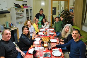 Family dining - Hostel Via Zara (Palermo)
