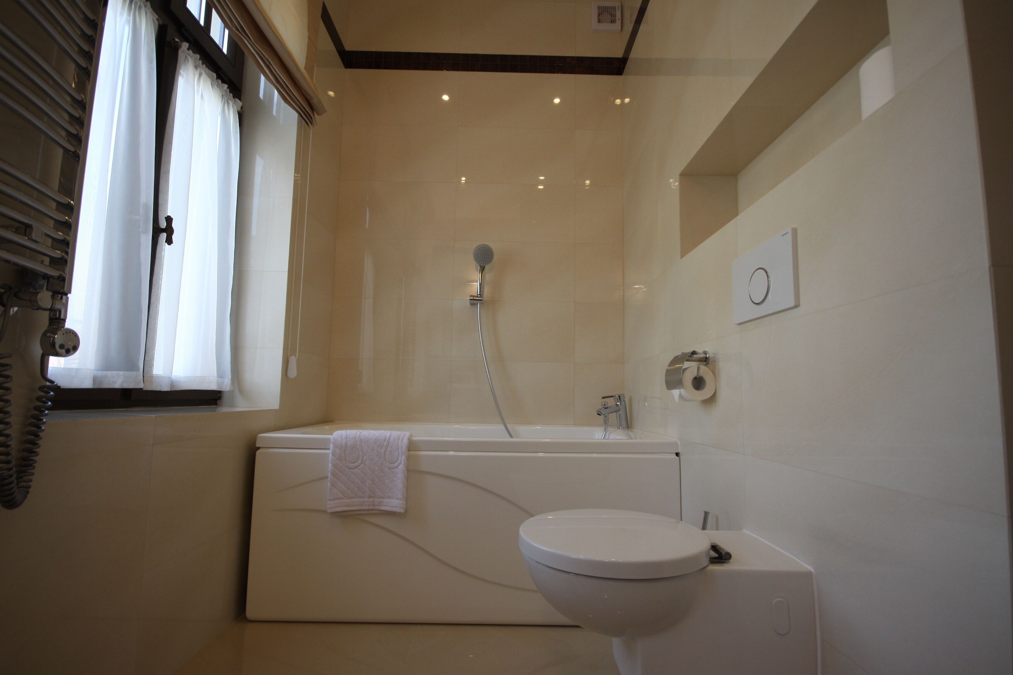 Un baño con bañera, inodoro y lavabo.