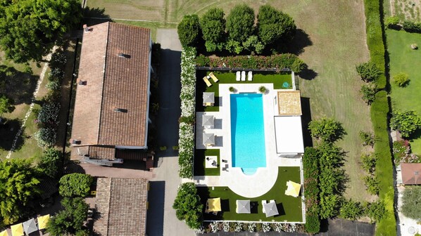 Una piscina al aire libre de temporada