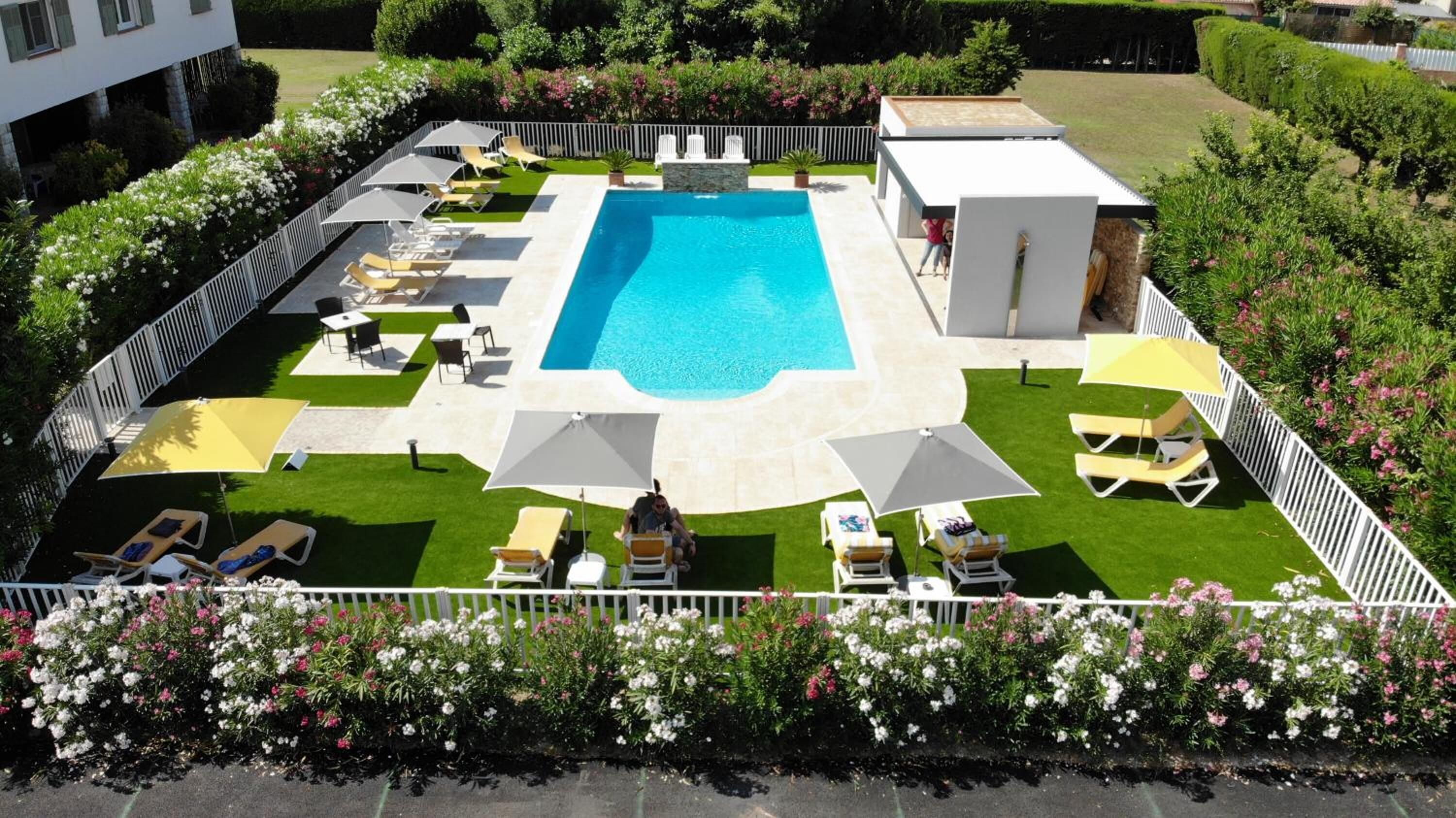 Een seizoensgebonden buitenzwembad