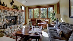 Living area - Highlands Lodge In Beaver Creek (Avon)