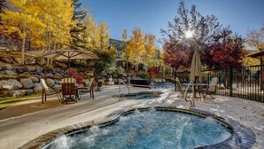 Outdoor spa tub - Highlands Lodge In Beaver Creek (Avon)