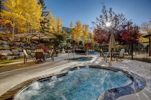 Bañera de hidromasaje al aire libre