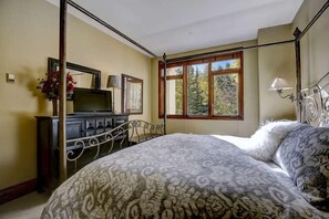 Family Condo | 3 bedrooms, iron/ironing board, free WiFi, bed sheets - Highlands Lodge In Beaver Creek (Avon)