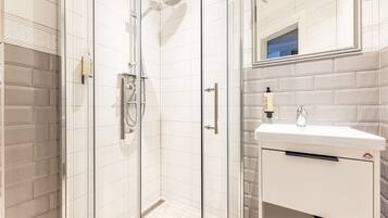 Double Room | Bathroom | Shower, towels