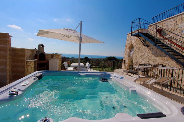 Outdoor spa tub - The Dream Residence 241 (Salve)