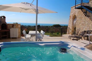 Outdoor spa tub - The Dream Residence 241 (Salve)