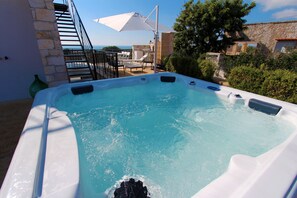 Outdoor spa tub - The Dream Residence 242 (Salve)