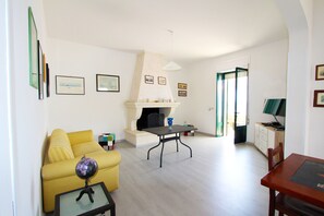 Apartment, 2 Schlafzimmer, Nichtraucher | Wohnbereich | Flachbildfernseher