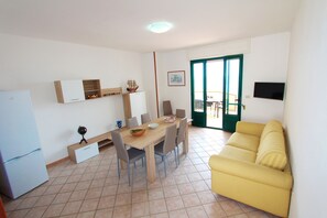 Apartment, 2 Schlafzimmer, Nichtraucher | Wohnbereich | Flachbildfernseher