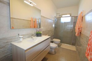 Apartment, 3 Bedrooms, Non Smoking | Bathroom | Shower, rainfall showerhead, free toiletries, hair dryer