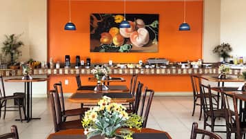 Café da manhã com buffet grátis todos os dias