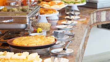 Café da manhã com buffet grátis todos os dias