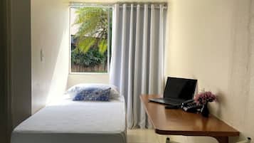 Quarto triplo, várias camas | Espaço de trabalho para notebook, Wi-Fi de cortesia, roupa de cama