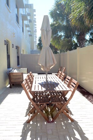 Outdoor dining - Clearwater Beach Condo 3 BR fits 6-8 ppl (Clearwater)