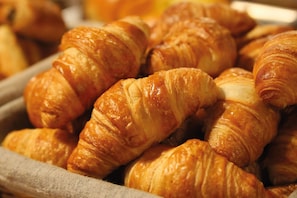 Daily continental breakfast for a fee - Le Globe (Meursault)