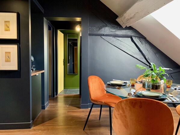 Suite | Essbereich im Zimmer