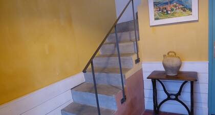 Very nice studio in the heart of a wine village near the Mediterranean.