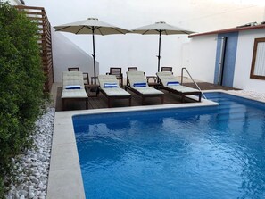 Outdoor pool, pool umbrellas, sun loungers - Villa Rio Guest House Suites (Portimão)