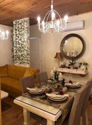 Apartamento conforto, 2 quartos, vista para o rio | Opções para refeição no quarto