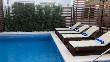 Kolam renang outdoor