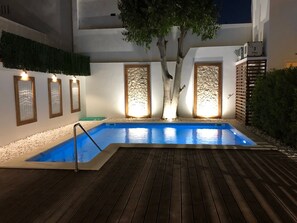 Outdoor pool, pool umbrellas, sun loungers