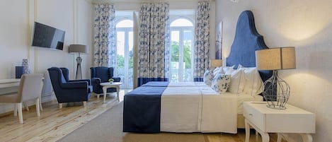 Deluxe Suite (Bleu) | Individually decorated, individually furnished, blackout drapes