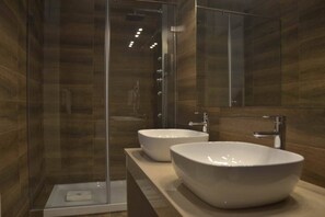 Suite (Purple) | Badezimmer | Dusche, kostenlose Toilettenartikel, Haartrockner, Hausschuhe