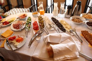 Petit déjeuner complet (6 EUR par personne)