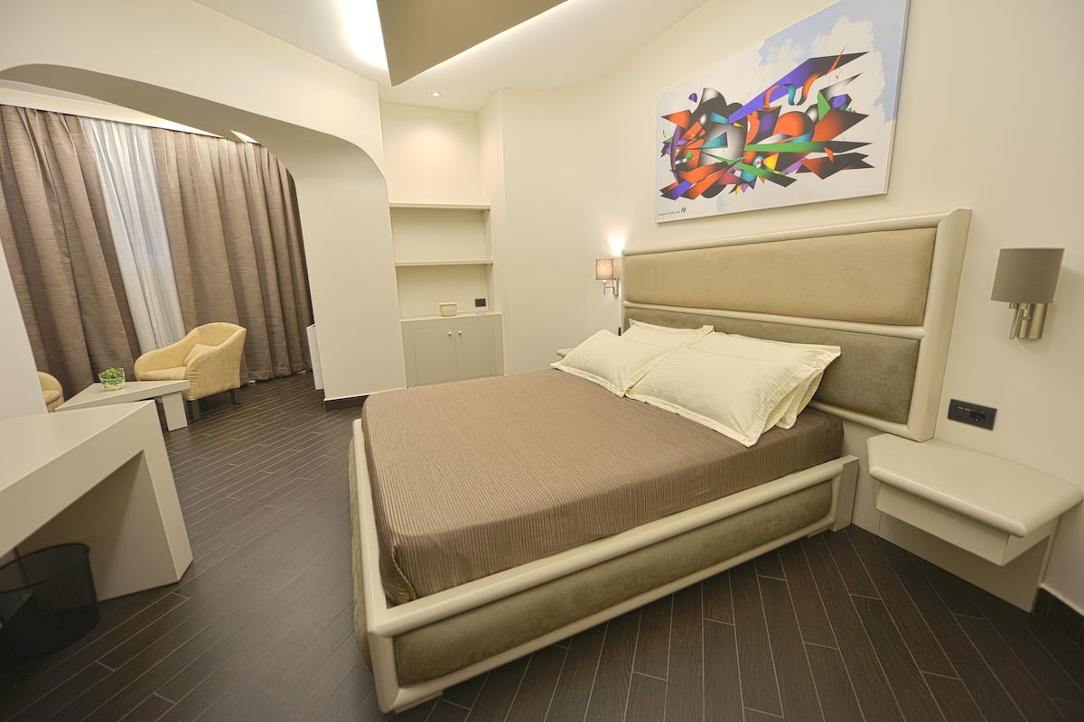 Deluxe Room | Desk, free WiFi