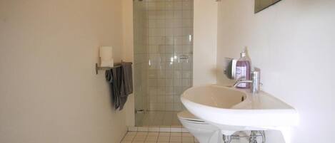 City-lejlighed | Badeværelse | Bruser, gratis toiletartikler, håndklæder, Sæbe