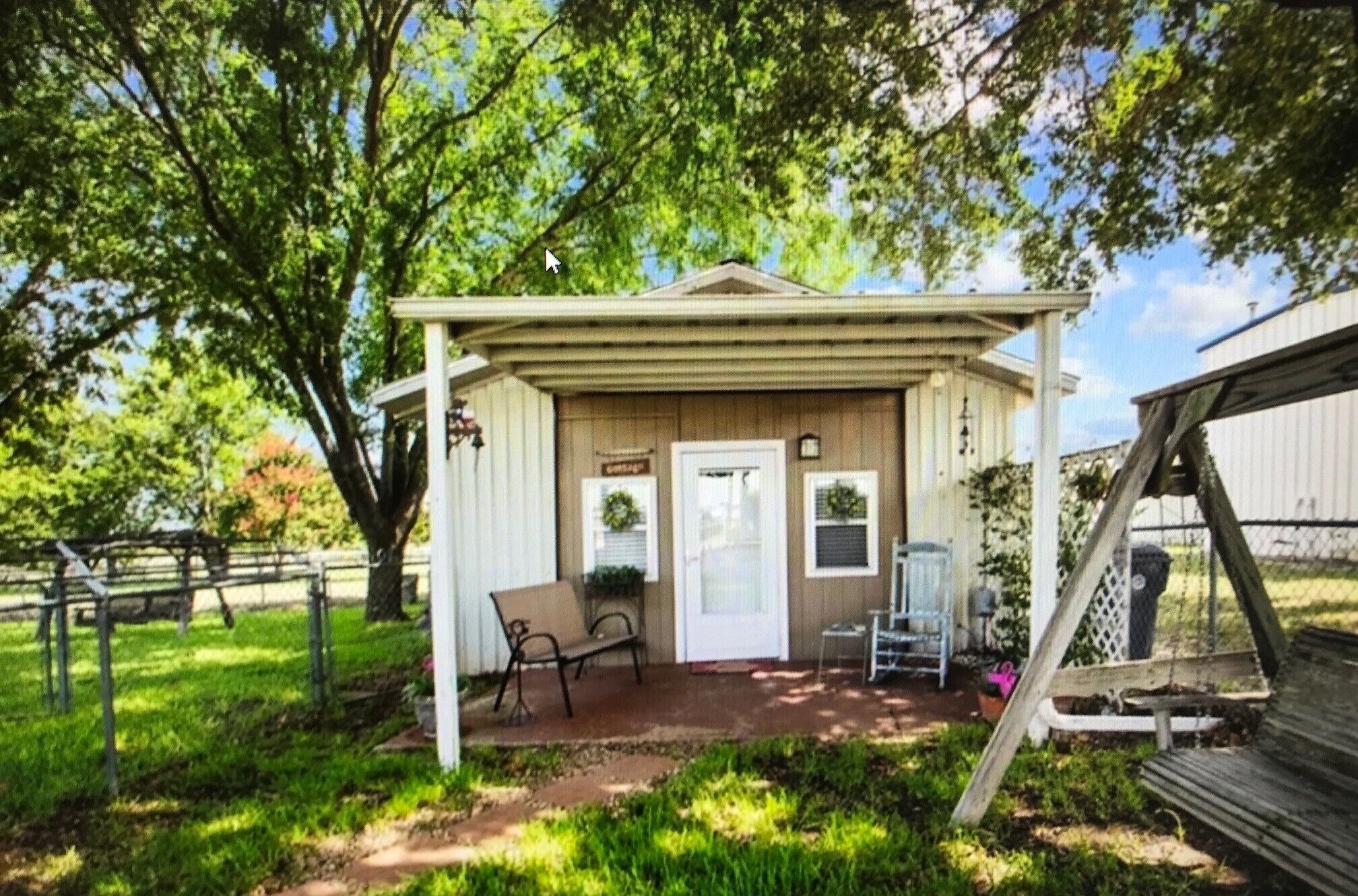 Anita's Cottage is only 15 minutes from Baylor, & Magnolia Silos!