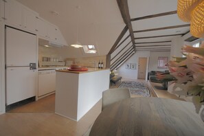 Apartamento | Cocina privada | Frigorífico grande, horno, placa de cocina y lavavajillas