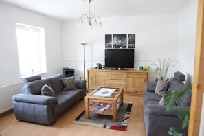 TV de tela plana, mesa de pingue-pongue