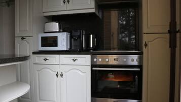 Apartemen Deluks, 1 kamar tidur, ensuite, pemandangan kebun | Dapur pribadi | Lemari es besar, microwave, oven, dan kompor