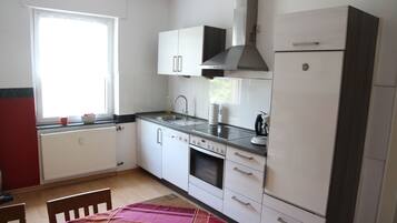 Lemari es besar, microwave, oven, dan kompor