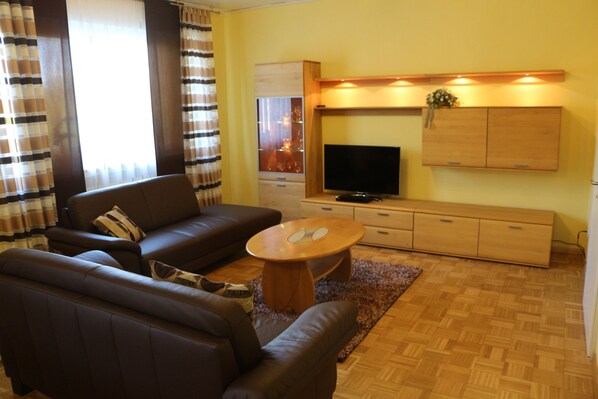 豪華公寓, 1 間臥室, 獨立浴室, 花園景觀 | 起居區 | 平面電視、乒乓球