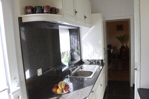 Apartamento luxo, 1 quarto, suíte, vista para o jardim | Cozinha privada | Geladeira grande, micro-ondas, fogão, cooktop